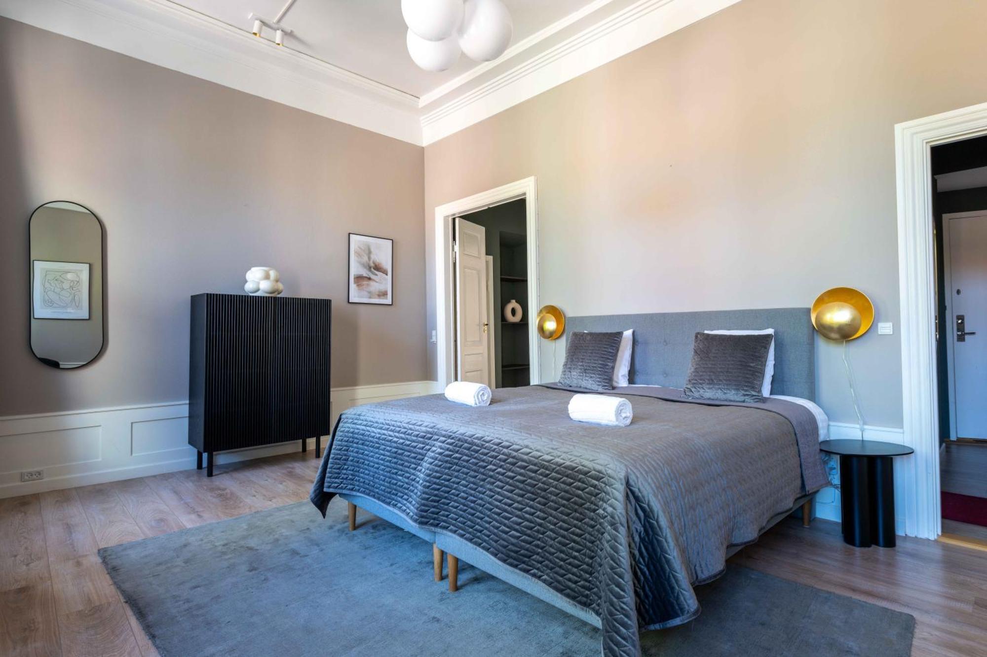 Deluxe At Perfect Location *